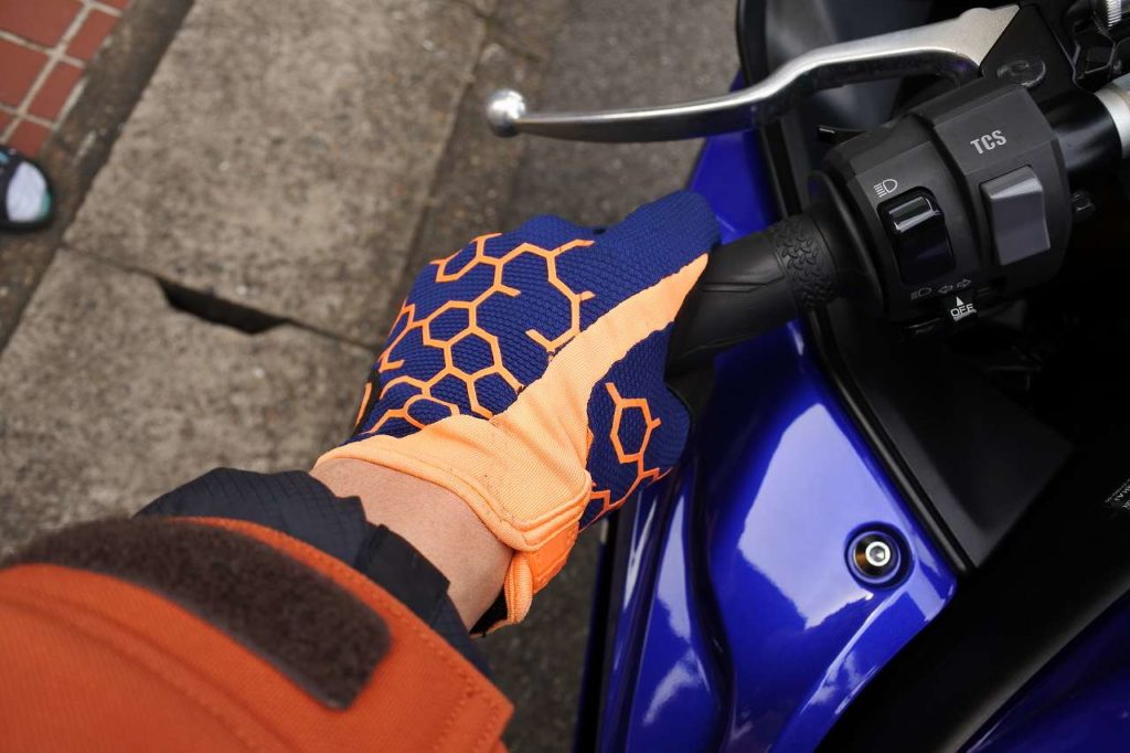 バイクのハンドルの握り方と握る場所について 童心に返るブログ
